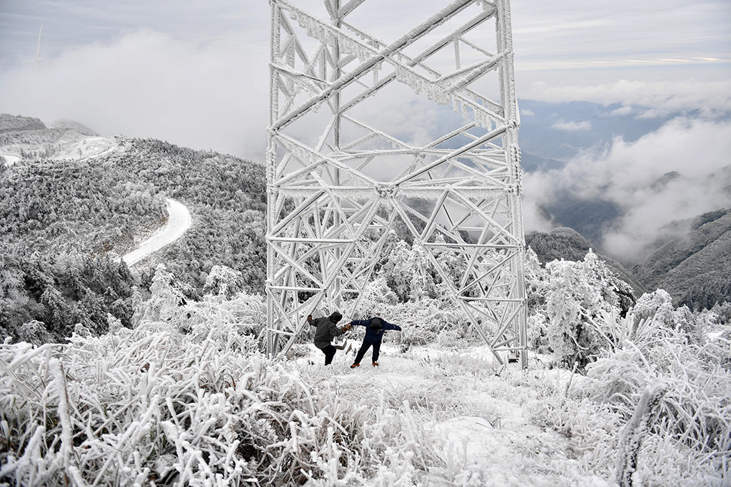 海拔1420米，電力“哨兵”風(fēng)雪中守護(hù)萬家燈火