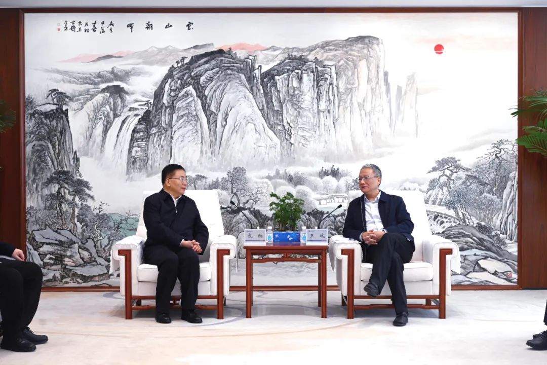 中國電建黨委副書記、總經(jīng)理王斌與內(nèi)蒙古自治區(qū)黨委常委、呼和浩特市委書記包鋼會談