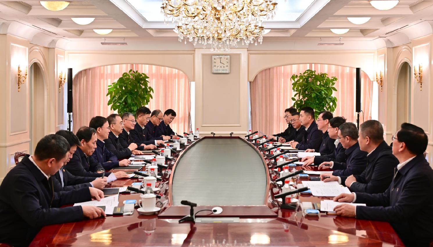 大唐集團(tuán)董事長鄒磊、總經(jīng)理張傳江與中國安能董事長陳奕輝、總經(jīng)理周慶豐會談