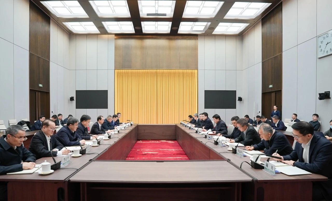 華電集團(tuán)董事長江毅、總經(jīng)理葉向東與國家電網(wǎng)董事長張智剛、總經(jīng)理龐驍剛舉行會(huì)談