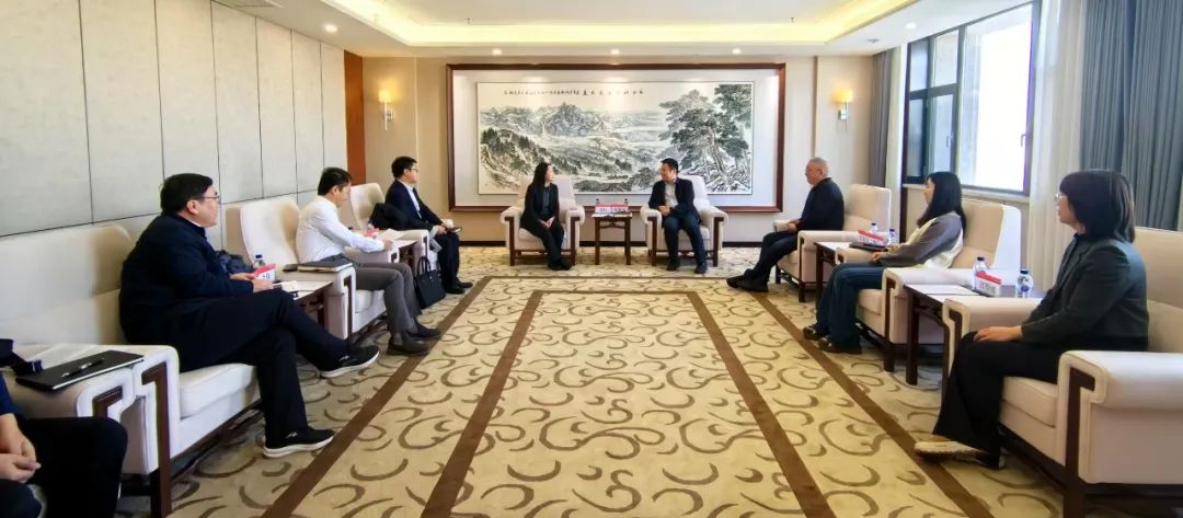 中國(guó)農(nóng)業(yè)銀行吉林省分行黨委委員、副行長(zhǎng)兼長(zhǎng)春分行黨委書(shū)記、行長(zhǎng)曹紅一行拜訪華電吉林公司